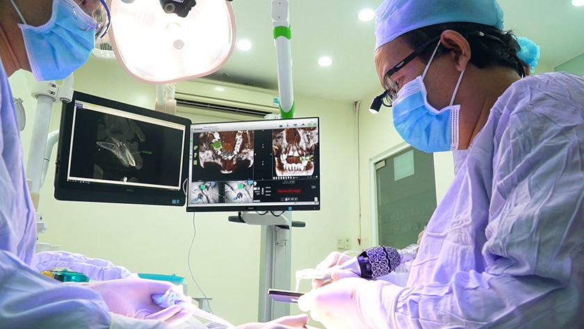 How does dental implant navigation system work?